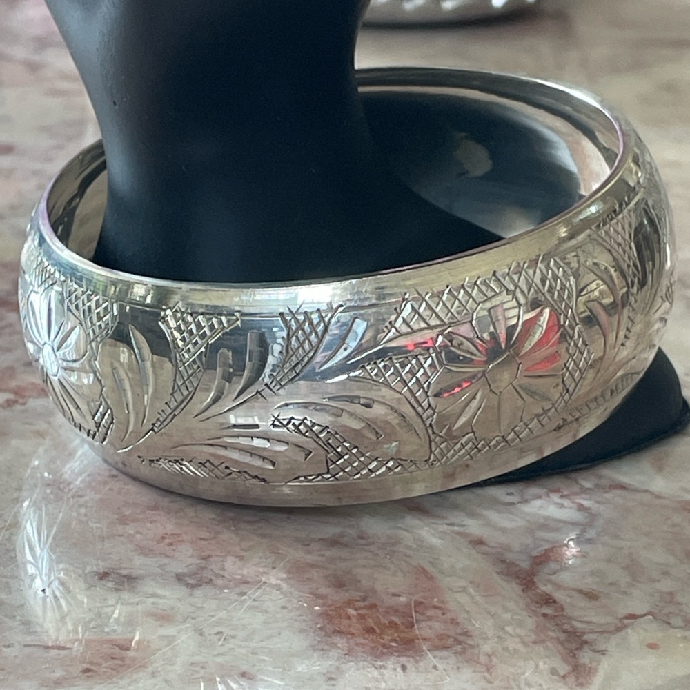 EUC~Vintage Woman’s Silver Flower Etched 1.6 Inch Wide Bangle Bracelet